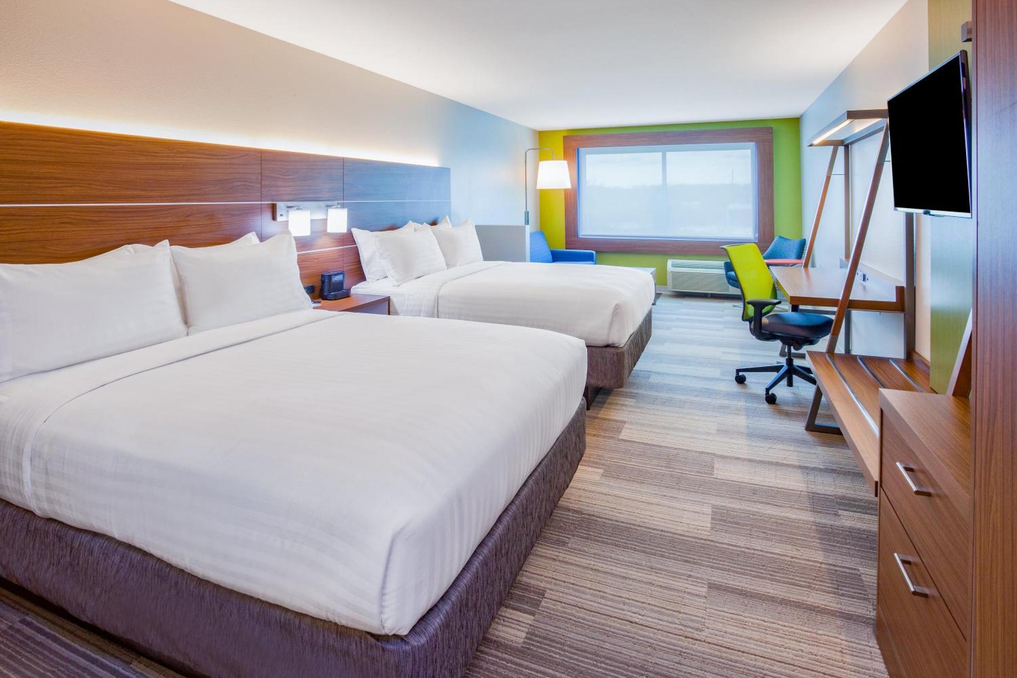 Standard Queen Room with Two Queen Beds and Mobility Accessible Tub